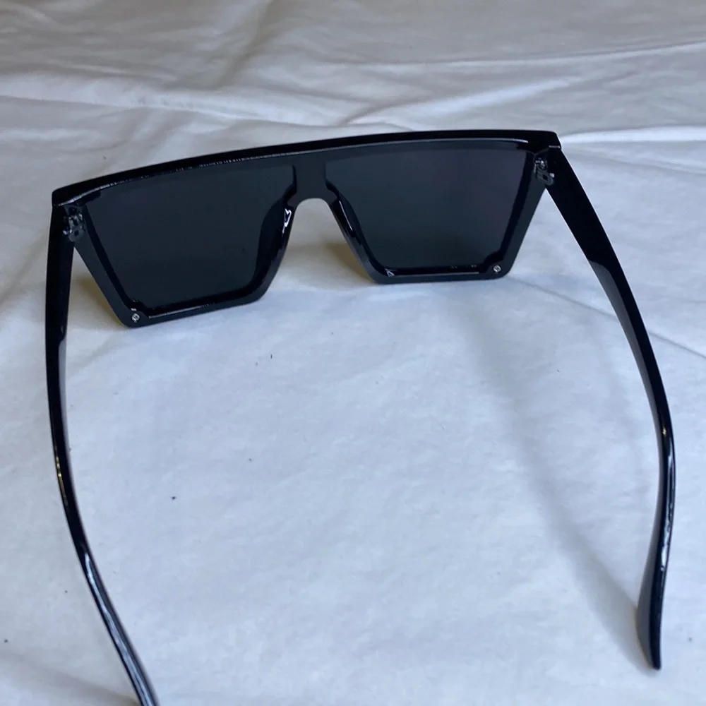 One-Piece Large Framed Fashion Sunglasses with Soft Case